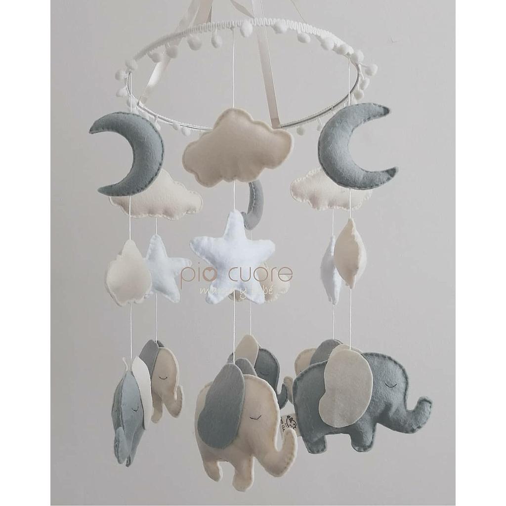 Móvil de elefantes, estrellas y luna en gris y marfil