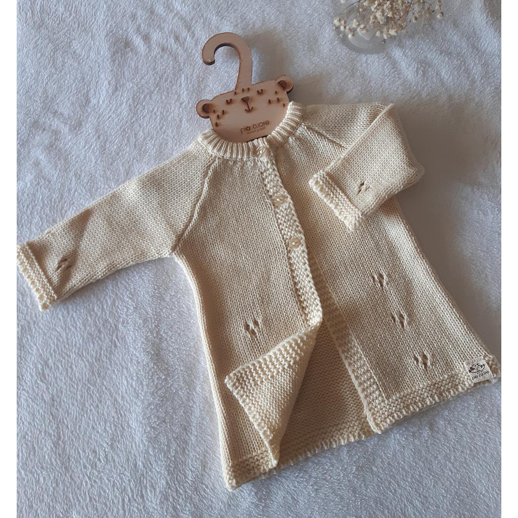 Saco dralon color crema. Talle 6 meses