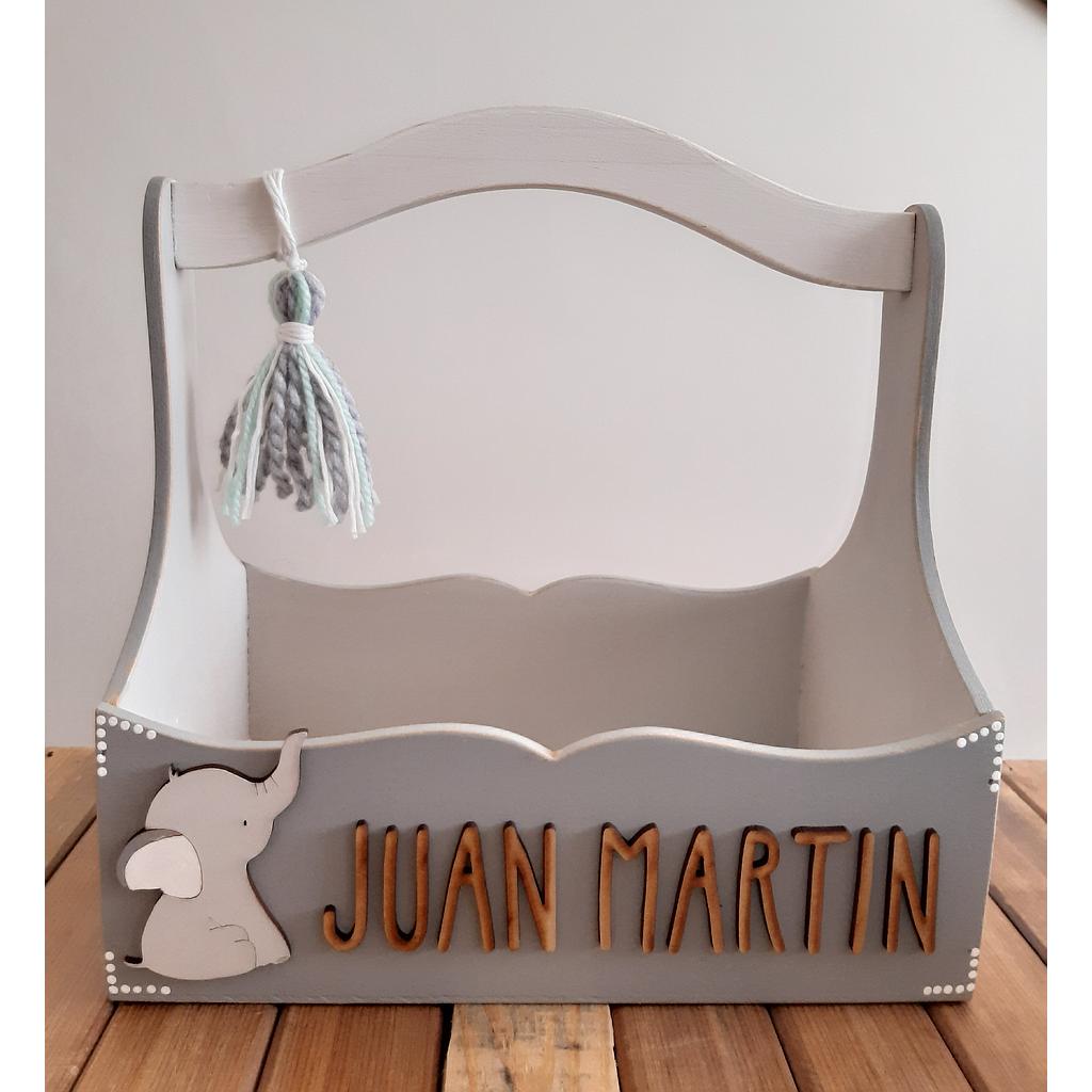 Canasta personalizada Juan Martín con aplique de elefante y nombre. Color gris claro y blanco