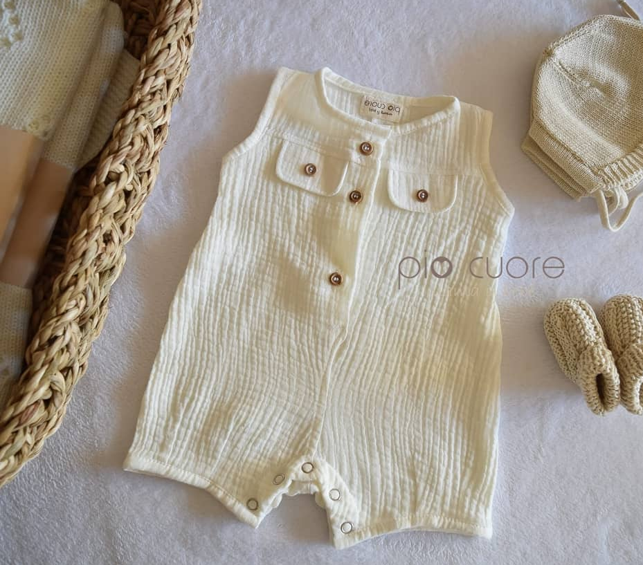 Entero muselinas con botones de madera. Talle 3 a 6 meses