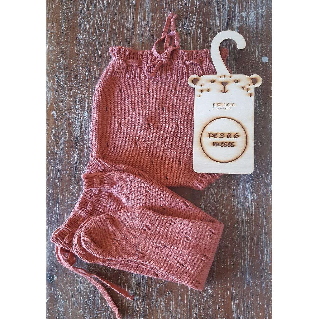 Set de pañalero y media pelele en dralon color terracota.  Talle 3 a 6 meses