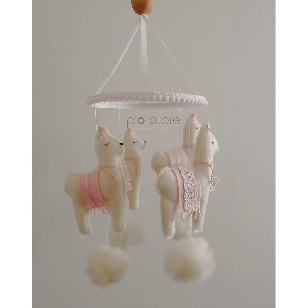 Móvil de llamas en colores marfil y rosa pastel
