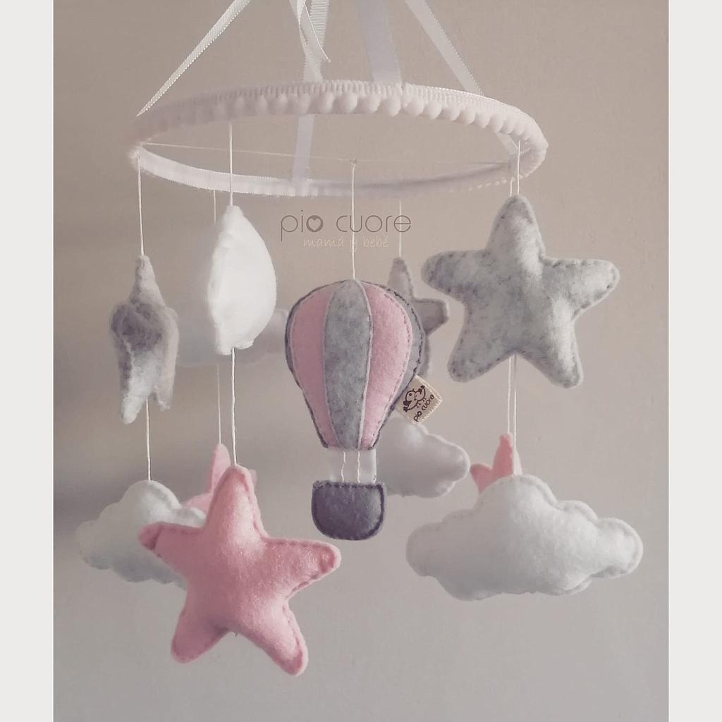 Móvil de globos, nubes, estrellas en gris, rosa y blanco