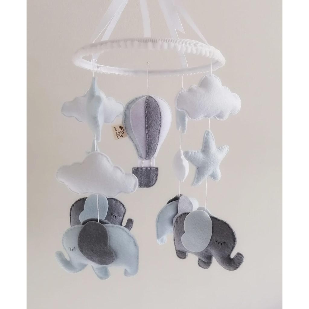Móvil globo, nubes, elefantes y estrellas en tonos celeste, gris y blanco